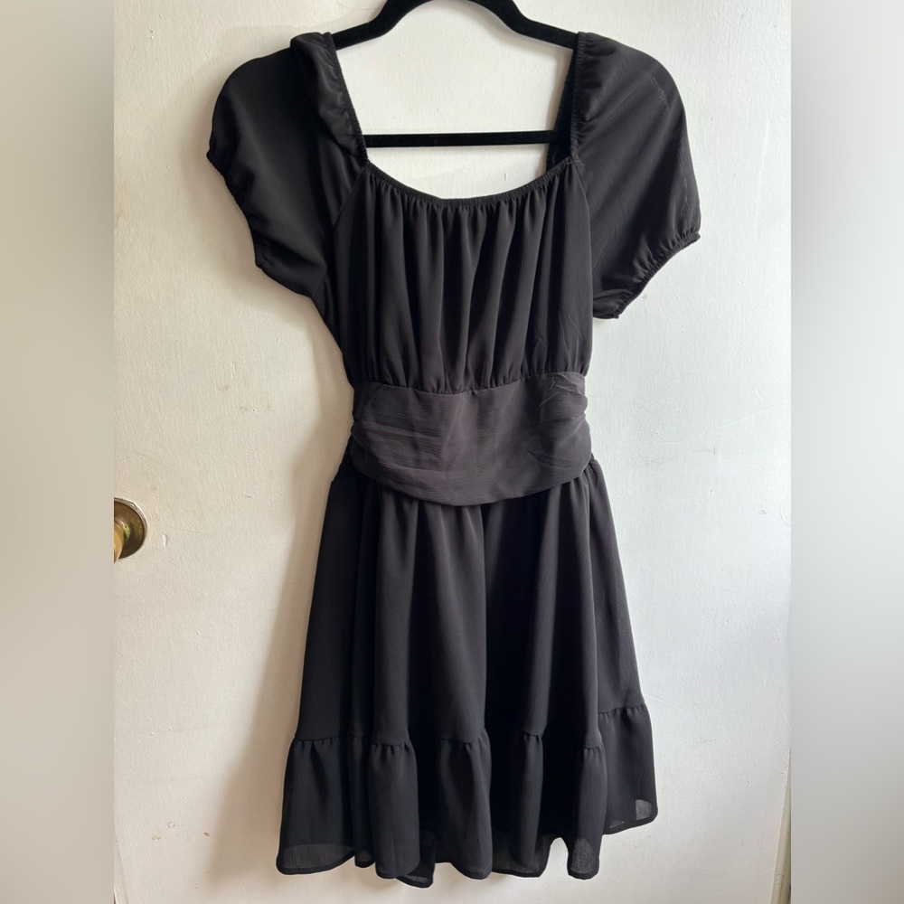 Size small. Women’s black dress.